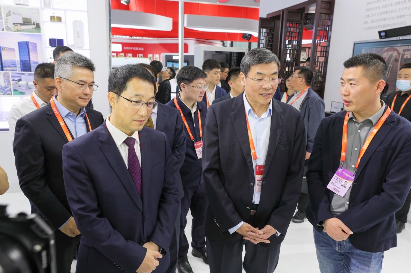 江蘇省委常委、常務副省長馬欣，蘇州市委副書記、市長吳慶文參觀清聽聲學展區(qū)