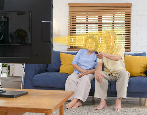 智能電視集成定向音響，個性化聽音，不干擾休息的人。